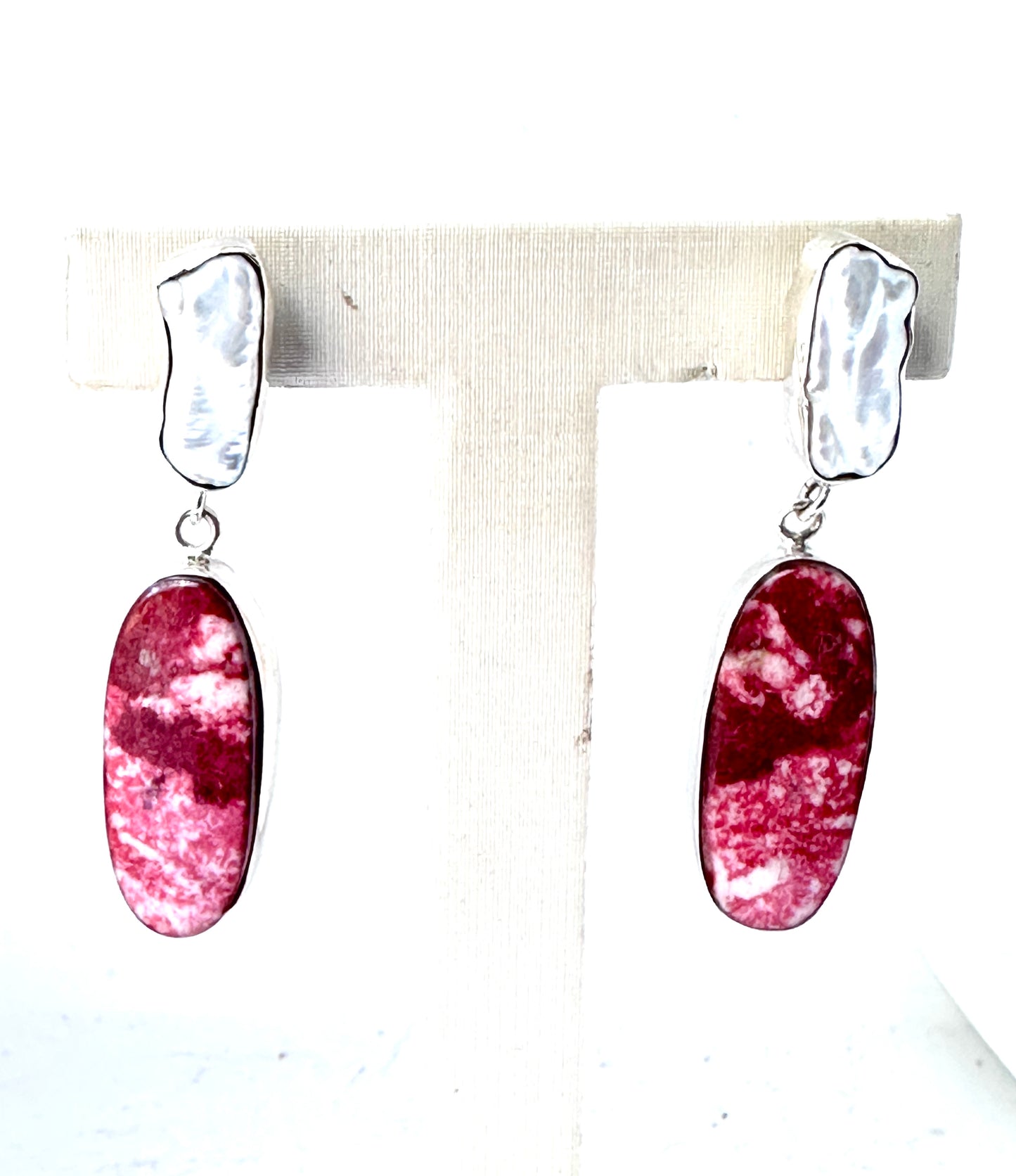 Thulite with Biwa Pearl