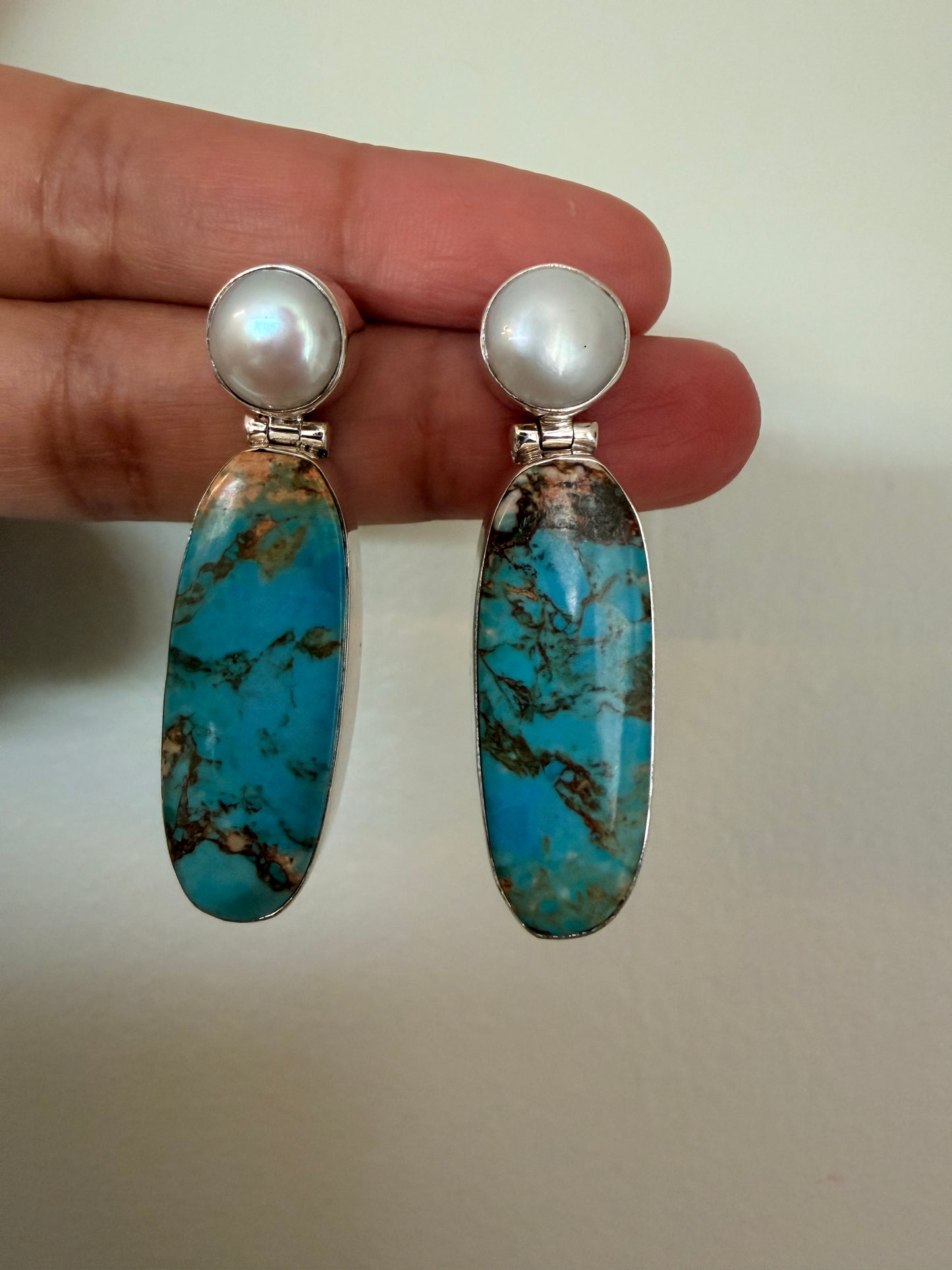 Magnesite with Pearl