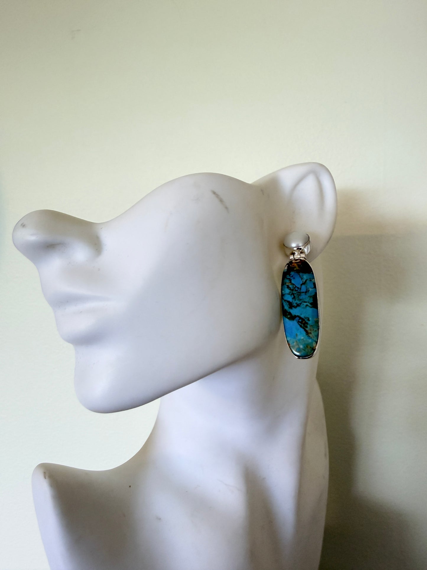 Magnesite with Pearl