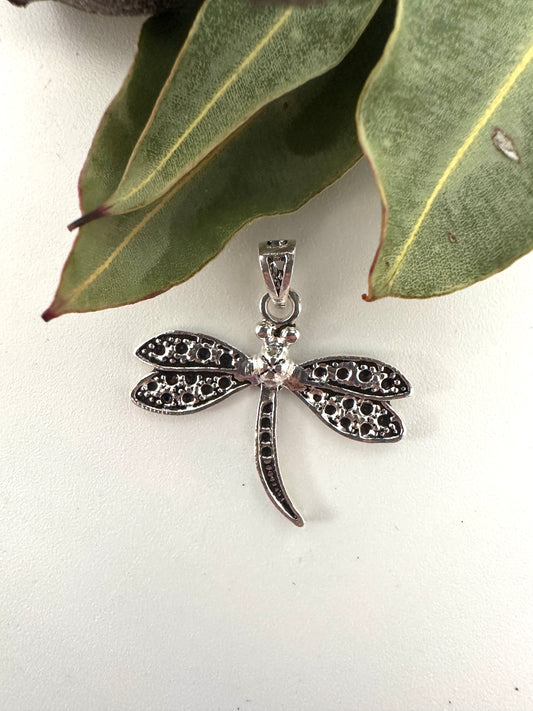 Dragonfly - curved tail